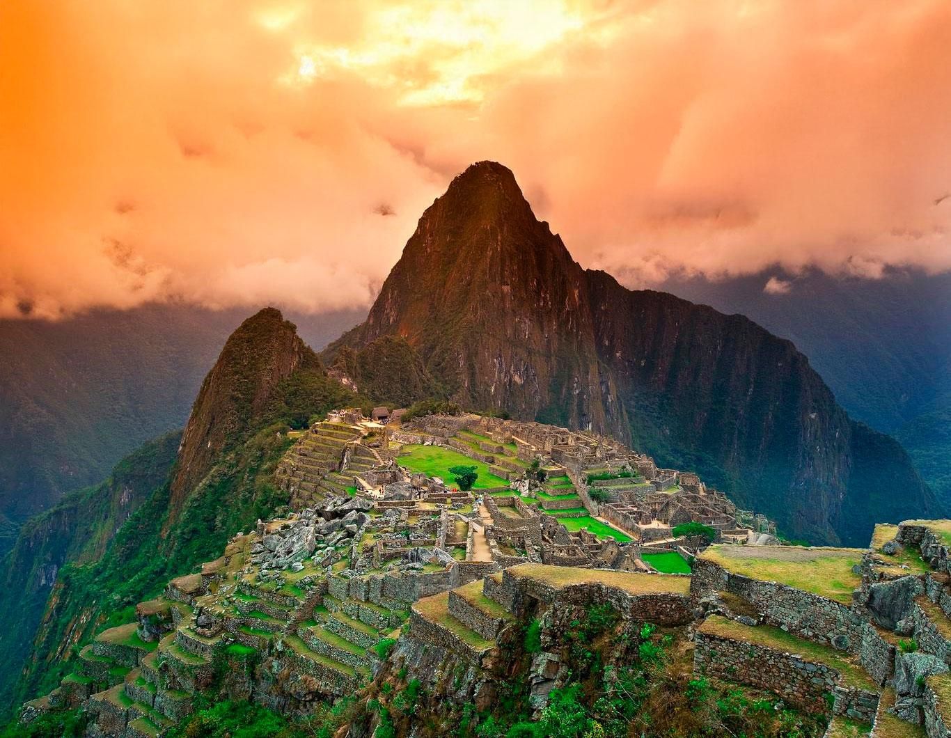Ciudadela de Machu Picchu y montaña Huayna Picchu entre nubes, Cusco